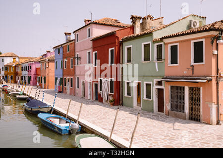 Burano, Venedig, Italien - Juli 2, 2018: Panoramablick auf bunten Häusern und Wasser Kanal mit Booten in Burano, die Insel liegt im Venezianischen Stockfoto