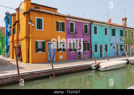 Burano, Venedig, Italien - Juli 2, 2018: Panoramablick auf bunten Häusern und Wasser Kanal mit Booten in Burano, die Insel liegt im Venezianischen Stockfoto