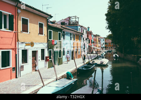 Burano, Venedig, Italien - Juli 2, 2018: Panoramablick auf bunten Häusern und Wasser Kanal mit Booten in Burano, die Insel liegt im Venezianischen Stockfoto