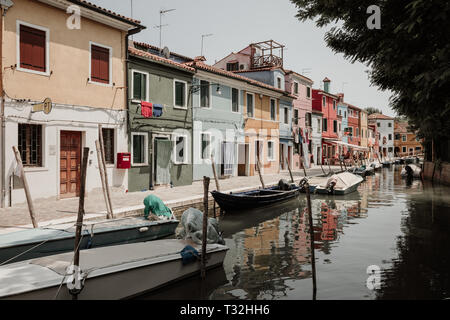 Burano, Venedig, Italien - Juli 2, 2018: Panoramablick auf bunten Häusern und Wasser Kanal mit Booten in Burano, die Insel liegt im Venezianischen Stockfoto