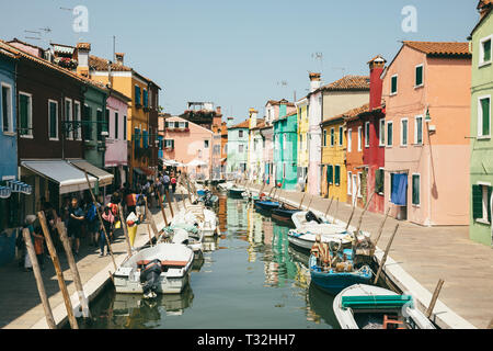 Burano, Venedig, Italien - Juli 2, 2018: Panoramablick auf bunten Häusern und Wasser Kanal mit Booten in Burano, die Insel liegt im Venezianischen Stockfoto