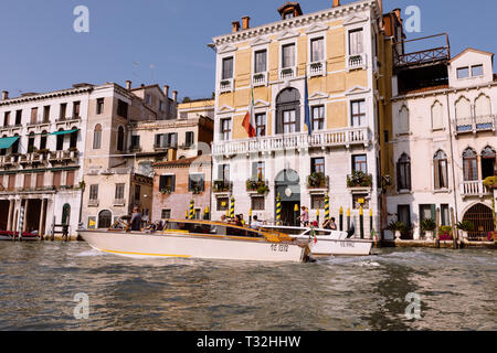 Venedig, Italien - Juli 2, 2018: Closeup Fotografie von Motorbooten mit Menschen und historischen Gebäude des Grand Canal (Canal Grande) aus der Gondel. Summe Stockfoto