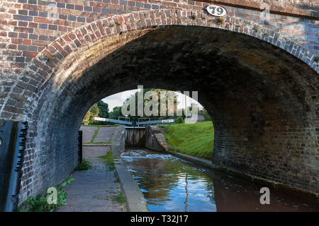 Moss Hall Bridge und Audlem Bottom Lock auf der Shropshire Union Canal Audlem, Cheshire, England Stockfoto