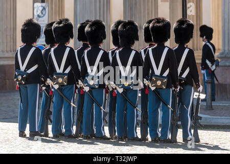 Truppen des Dänischen Königlichen Rettungsschwimmer in ihrer zeremoniellen blauen Uniformen auf Parade an der Amalienborg Palast, während die Wachablösung. Stockfoto