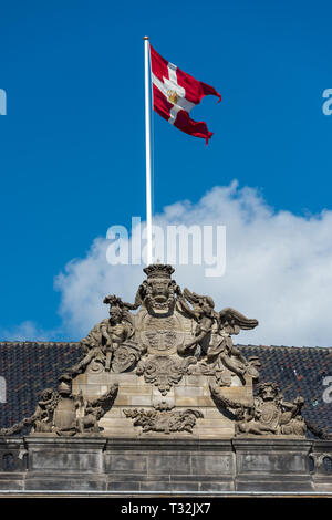 Die dänische Royal Standard fliegen hoch über Christian VIII. auf Schloss Amalienborg in Kopenhagen Stockfoto