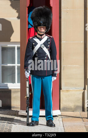 Mitglied der Dänischen Königlichen Rettungsschwimmer in voller zeremoniellen regalia Wacht am Schloss Amalienborg in Kopenhagen Stockfoto