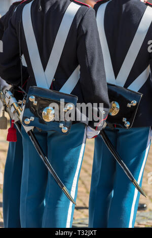 Detail der Sabre und reich verzierten Taschen der Dänischen Königlichen Rettungsschwimmer in ihrer zeremoniellen blaue Uniformen am Schloss Amalienborg Stockfoto