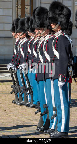 Truppen des Dänischen Königlichen Rettungsschwimmer stehen stramm auf der Parade an der Amalienborg Palast, während die Wachablösung. Stockfoto