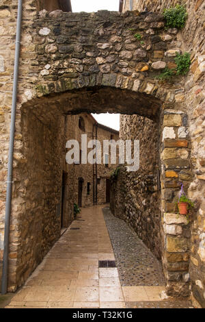 Die mittelalterliche Gateway Portal de Rocafort, Besalu, Katalonien, Stockfoto