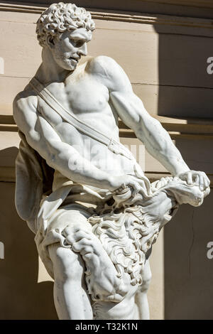 Giovanni Baratta die Statue des Herkules Herkules an der neoklassizistischen Pavillon in Gärten von Schloss Rosenborg in Kopenhagen. Stockfoto