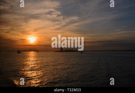 Schönen Sonnenuntergang über eine Freiheitsstatue. Stockfoto