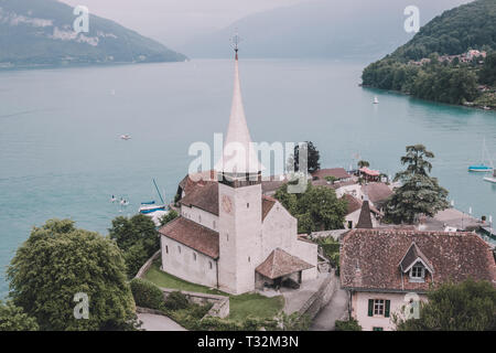 Blick auf die Stadt und den See Spiez Thun, Schweiz, Europa. Sonnenschein Tag Sommer, dramatische blauen bewölkten Himmel und weit in den Bergen Stockfoto