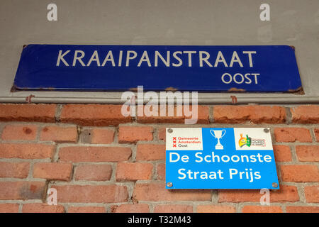 Reklametafeln am saubersten Straße von Amsterdam an der Kraaipanstraat Amsterdam Die Niederlande 2019 Stockfoto