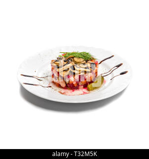 Vinaigrette Salat aus gekochtem Gemüse auf einer Platte auf weißem Hintergrund. Stockfoto