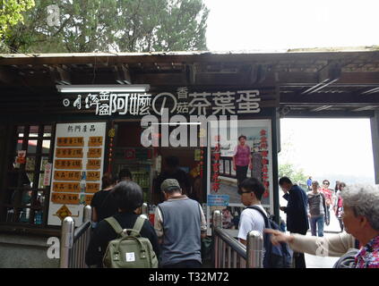 Yuchi Taiwan am 29. März 2019: traveler Kauf gekochtes Ei mit chinesischen Kraut Suppe berühmte Straße Essen im Laden auf Sun Moon Lake natürliche Reisen Lage Stockfoto