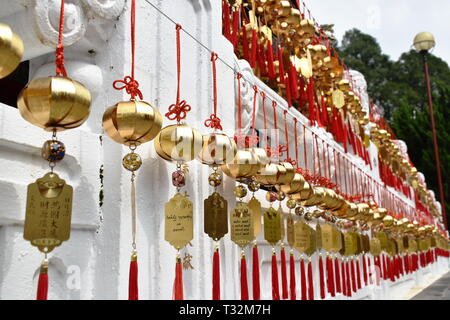 Yuchi Taiwan am 29. März 2019: Golden Bell Spende und schreiben Name für Glück hängen an der Wand in Xuanguang Tempel Sun Moon Lake Stockfoto