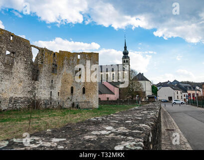 Die Ruinen der Burg von Koerich, Luxemburg. Stockfoto