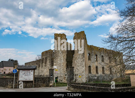 Die Ruinen der Burg von Koerich, Luxemburg. Stockfoto