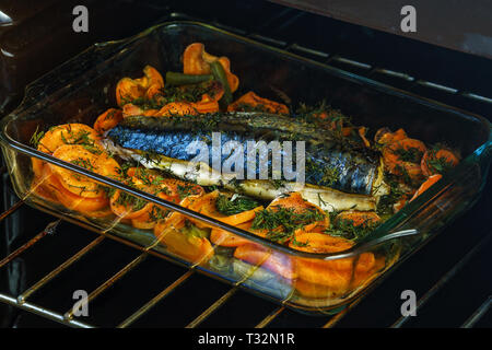 In der Nähe der frisch gebackene Makrele Fisch mit Gemüse Stockfoto
