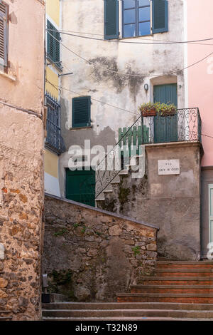 Typische italienische Old Street, La Spezia in Ligurien, Italien. Malerisch. Stockfoto