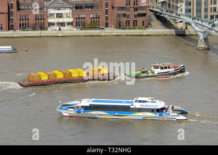 London tugboat Erholung verläuft unter der Millenium Bridge in der Nähe von St Paul's Cathedral auf der Themse, London, UK Stockfoto