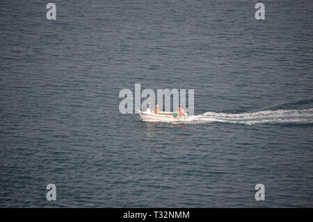 Lobster Fischer in seinem Boot in Plémont Bay" Greve au Lancon' von der Küste weg auf der Insel Jersey, Channel Isles, UK. Stockfoto