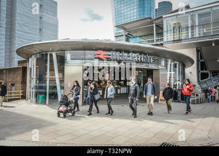 Die Blackfriars skyscraper Webstühle über Blackfriars Bridge Station, Eingang Süd, London, UK Stockfoto