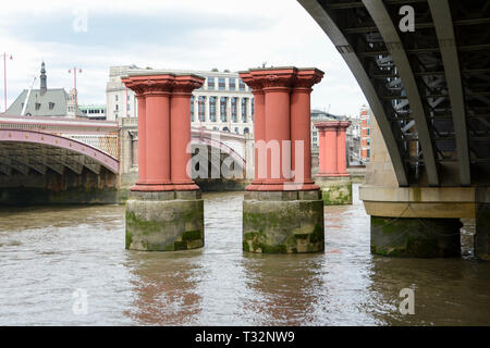 Joseph cubitt's Original Blackfriars Railway Bridge Säulen neben dem aktuellen Tag Blackfriars Bridge, London, UK Stockfoto