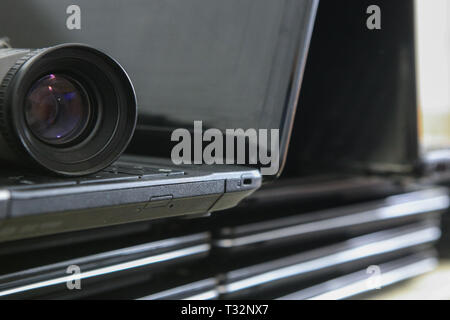 Digitale Videokamera und Laptops close-up Stockfoto