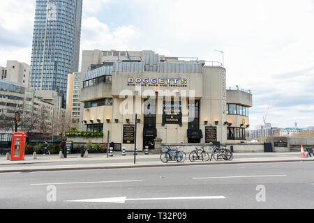 Nicholson, Doggett Wappen und Abzeichen Public House auf die Blackfriars Bridge Road, London, UK Stockfoto