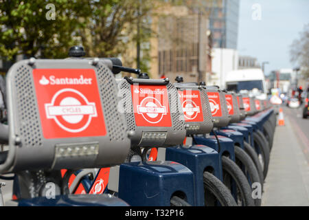 Eine Reihe von geparkten Fahrräder in einem Santander Docking Station Blackfriars Bridge Road, London, UK Stockfoto