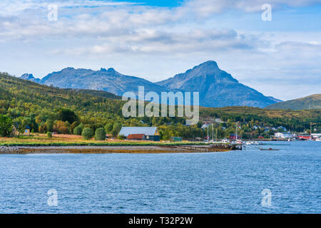 Blick auf Eidkjosen auf Kvaloya Insel in Troms County über den Fjord, Norwegen Stockfoto