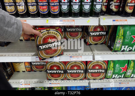 Bier in einem israelischen Supermarkt Stockfoto