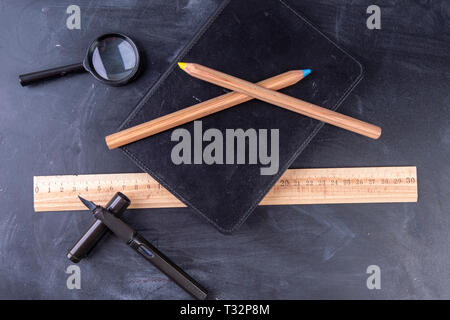 Bürobedarf auf einer Tafel für die Schule Stockfoto
