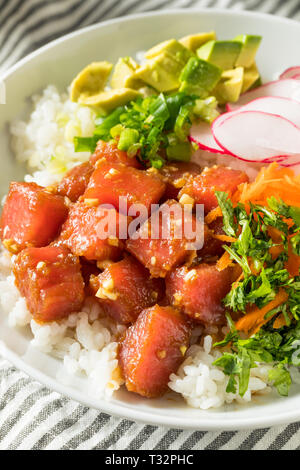 Hausgemachte Ahi-thunfisch Poke Schüssel mit Reis und Gemüse Stockfoto