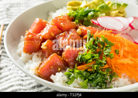 Hausgemachte Ahi-thunfisch Poke Schüssel mit Reis und Gemüse Stockfoto