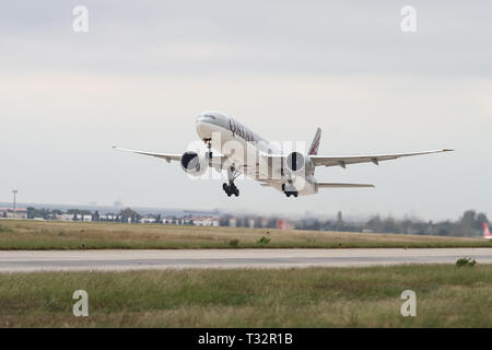 ISTANBUL, Türkei - 30. SEPTEMBER 2018: Qatar Airways Boeing 777-3 DZER (CN 36104) zieht aus Istanbul Ataturk Flughafen. Qatar Airways hat 220 Flotte Stockfoto