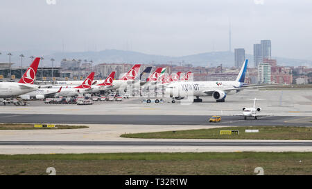 ISTANBUL, Türkei - 30. SEPTEMBER 2018: Flugzeuge in aprone der Flughafen Istanbul Atatürk. Stockfoto