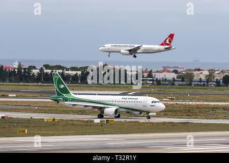 ISTANBUL, Türkei - 30. SEPTEMBER 2018: Turkish Airlines Airbus A320-232 (CN 2522) Landung Flughafen Istanbul Atatürk. Dein ist die Fluggesellschaft der Türke Stockfoto