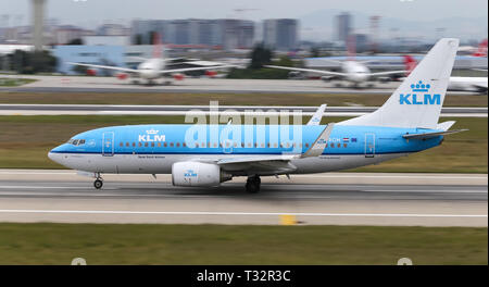 ISTANBUL, Türkei - 30. SEPTEMBER 2018: KLM Boeing 737-7 K2 (CN 39255) zieht aus Istanbul Ataturk Flughafen. KLM hat 120 Flottengröße und 145 destinati Stockfoto