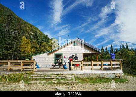 Wanderer am Einsiedler See Unterkunft, an der Basis der Tuckerman Ravine, Mt Washington, New Hampshire. USA. Stockfoto