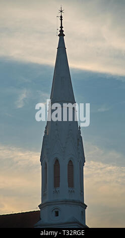 Alte weiße Glockenturm der evangelischen Kirche gegen bewölkter Himmel Stockfoto