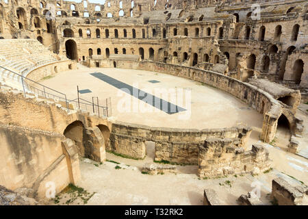 Antike römische Amphitheater in der modernen Stadt von El Djem, Tunesien Stockfoto