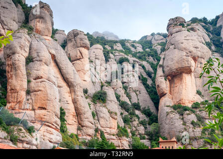 Montserrat ist ein Berg in der Nähe von Barcelona in Katalonien. Es ist der Ort einer Benediktinerabtei, Santa Maria de Montserrat, welche Hosts die Jungfrau von Mon Stockfoto