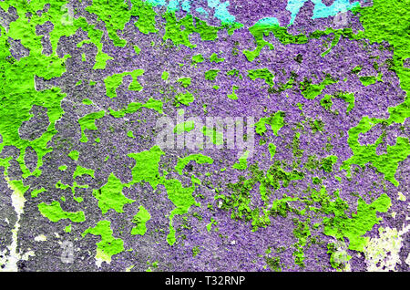 Alte Mauer mit Peeling helle Giftig grüne Farbe. Textur von Bright Green abblätternde Farbe Hintergrund auf Betonwand Stockfoto