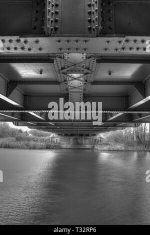 Abstraktes Bild aus einer Stahlkonstruktion Eisenbahnbrücke Stockfoto