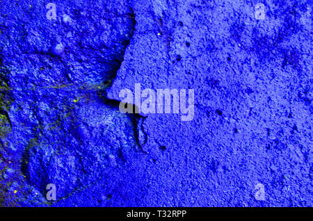 Textur von dunklem Blau abblätternde Farbe Hintergrund auf Betonwand Stockfoto