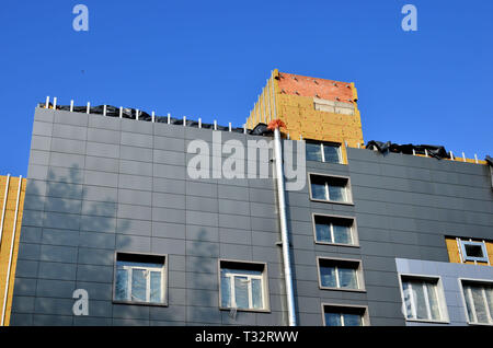 Gegenüber des Gebäudes hinterlüftete Fassade. Aluminium farbigen Fassaden. Moderne Fassaden von Hochhäusern. Bau eines großen Shopping Business c Stockfoto