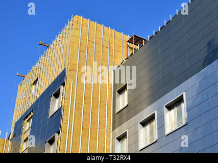 Gegenüber des Gebäudes hinterlüftete Fassade. Aluminium farbigen Fassaden. Moderne Fassaden von Hochhäusern. Bau eines großen Shopping Business c Stockfoto