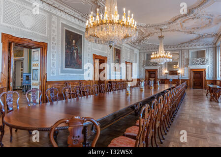 Imperial Zimmer Rekonstruktion mit großen Esstisch aus Holz und unzählige Stühle, Foto Set mit einer Rekonstruktion der antiken Kronleuchtern und Möbeln. Stockfoto